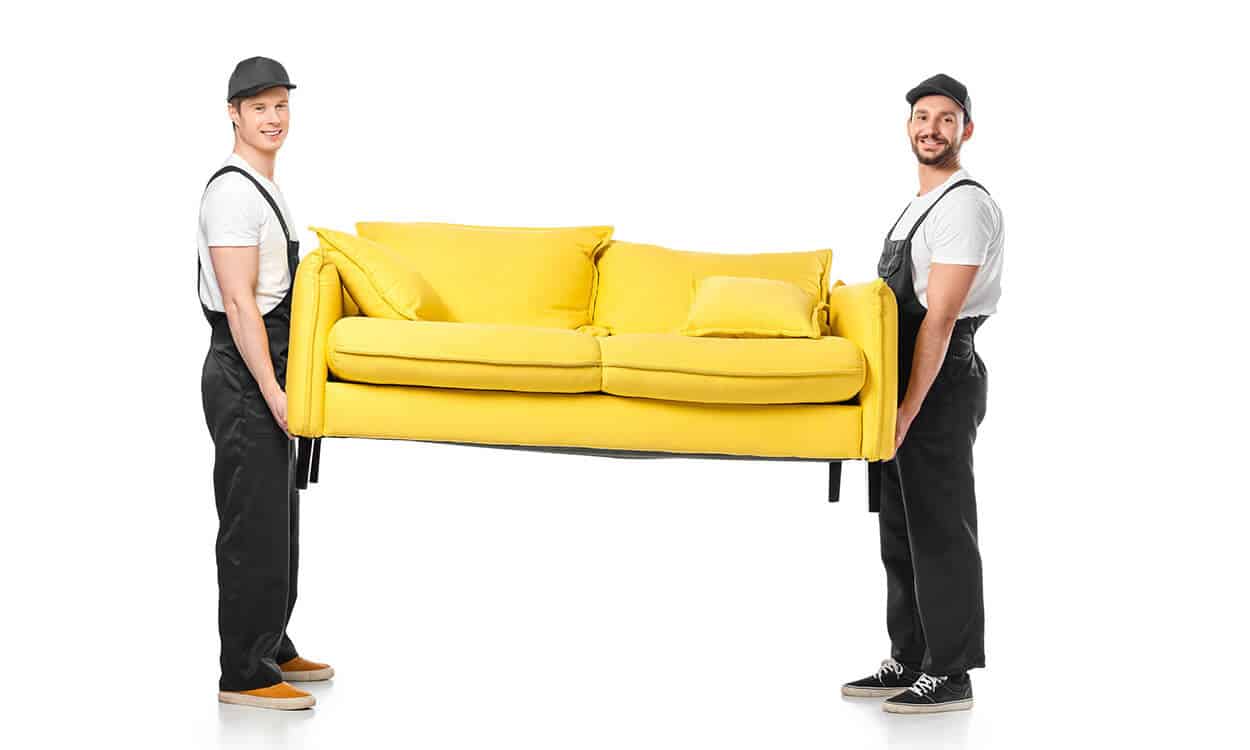 Stier Umzüge - Umzugsunternehmen - zwei Umzugshelfer tragen gelbes Sofa